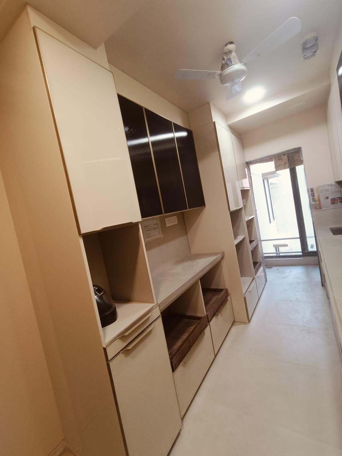 Crockery unit with fluted glass shutters