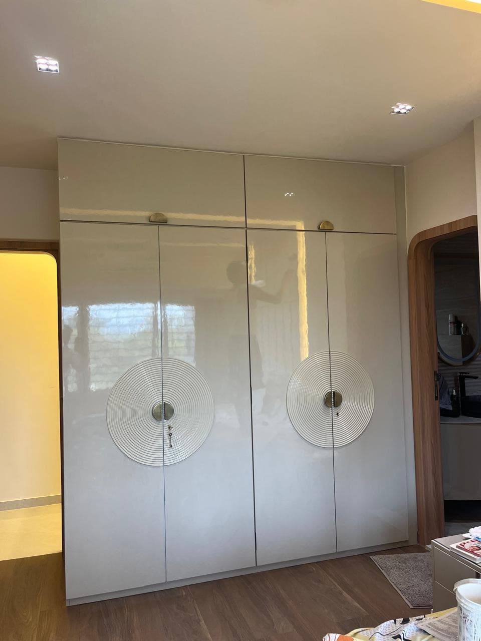 Gloss wardrobe with ribbed medallion detail