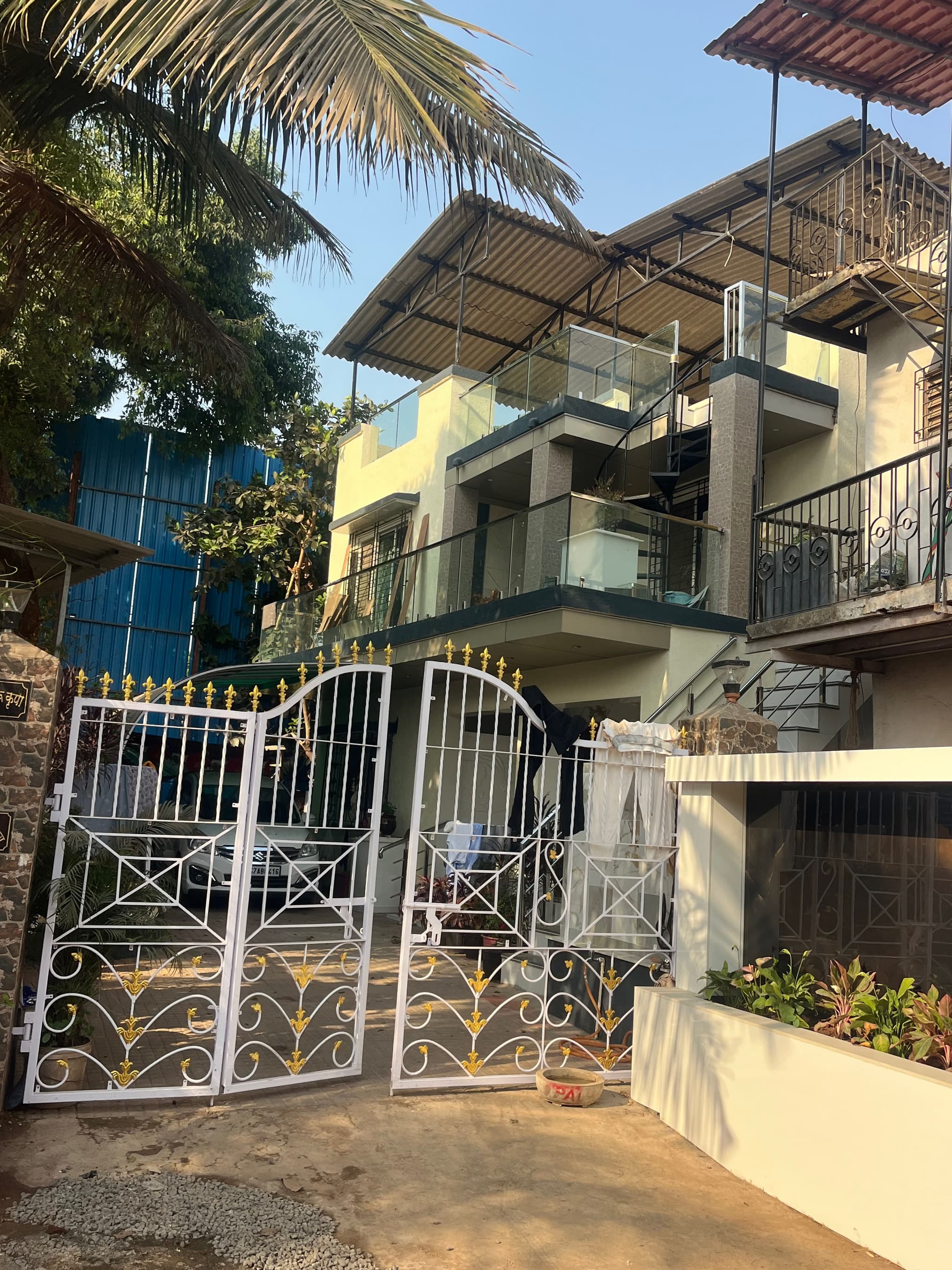 MS gate with decorative grillwork