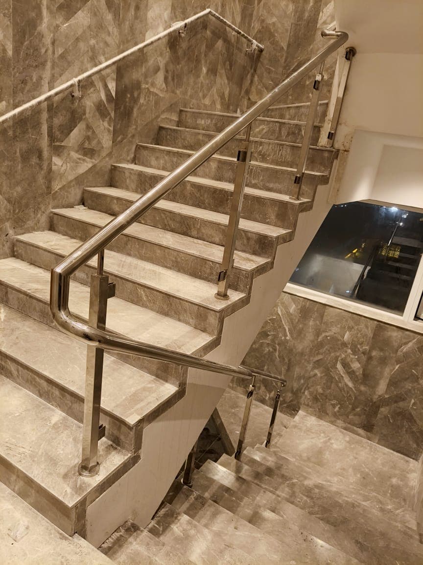 Mirror-polished stainless steel staircase railing