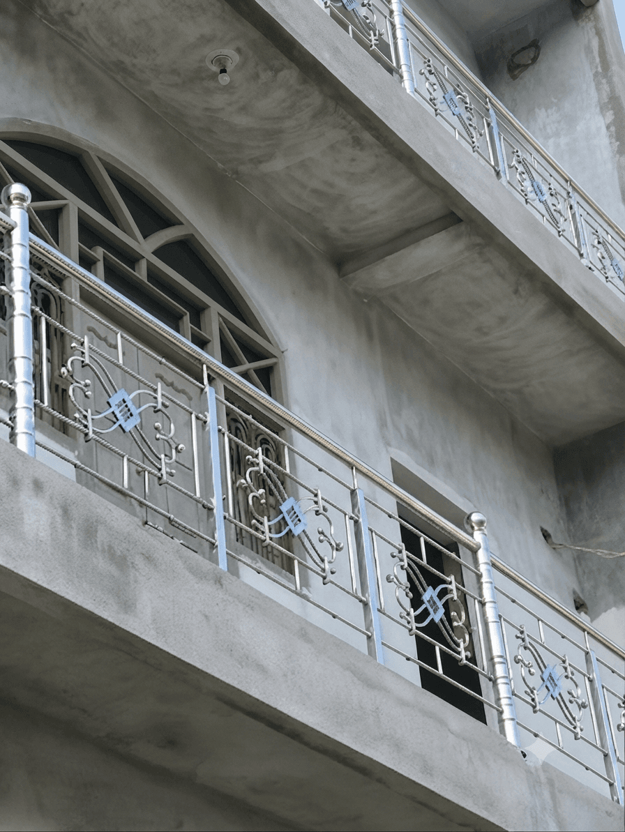 Modern stainless steel railing design for exterior residential balcony
